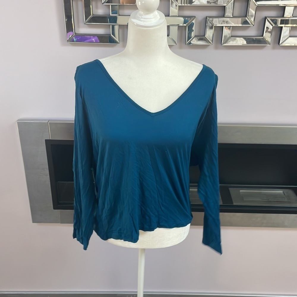♡EXPRESS, long sleeve V-neck with shoulder opening size L